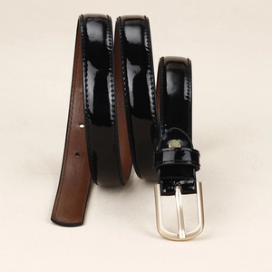 Détail de la ceinture en cuir verni noir avec boucle en métal doré clair et doublure marron