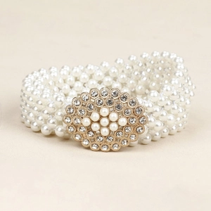 Elegante cintura in perle multistrato con fibbia dorata ovale con diamanti