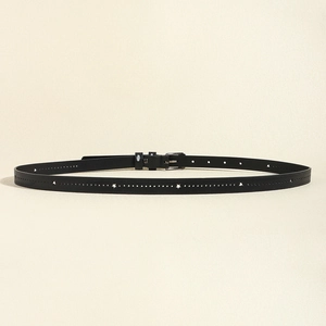 Détail de la ceinture noire avec découpes en étoile et boucle en métal argenté