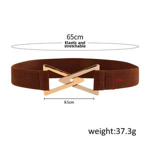Cintura elastica marrone larga 3cm con fibbia a incastro dorata a forma di X in dettaglio