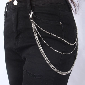 Gros plan de chaînes de pantalon triple épaisseur en métal argenté sur jean