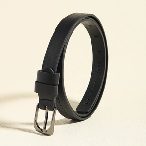 Détail de ceinture noire en cuir grainé avec boucle en métal et lignes de couture fines
