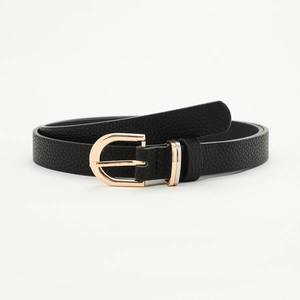 Détail d'une ceinture noire à motif litchi avec boucle dorée en D et passants métalliques
