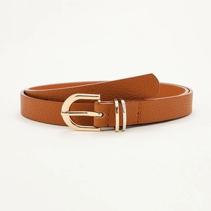 Détail d'une ceinture en cuir marron à motif litchi avec boucle dorée en fer à cheval
