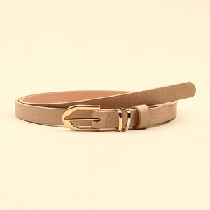 Vue détaillée d'une ceinture en cuir à grain de litchi avec boucles en métal doré et argenté