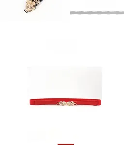 Détail d'une ceinture élastique rouge avec boucle en métal rose dorée pour les robes