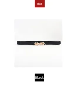 Détail d'une ceinture élastique noire élégante avec boucle dorée en forme de deux roses