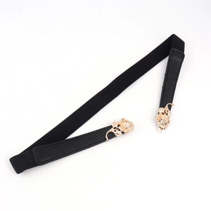 Détail de l'élégante boucle rose dorée sur une ceinture élastique noire avec cuir