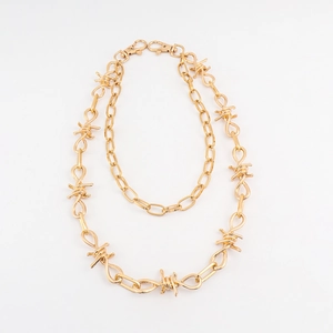 Detailopname van gouden doornschakelketting met hiphop-punkstijl en metalen vakmanschap