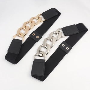 Dettagli di cinture elastiche nere con fibbie a catena groumette in finiture oro e argento