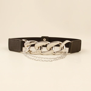 Dettaglio di cintura elastica nera con fibbia in metallo argento e doppie catene decorative