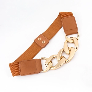 Dettaglio della cintura elastica con ecopelle color cammello e grande catena in metallo