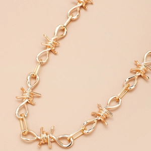 Macro-opname van de gouden metalen doornketting met dubbellaags punk-streetwear design
