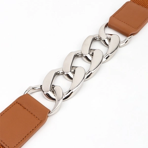 Dettaglio della catena in metallo argentato e cinturino in pelle marrone su cintura elastica