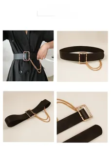 Détail de la ceinture noire punk pour femme avec double chaîne dorée et boucle rectangulaire
