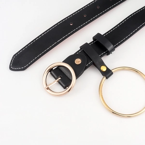 Ceinture noire minimaliste pour femme avec boucle ronde dorée et surpiqûres