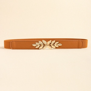 Détail de la boucle en métal doré et de la ceinture élastique marron pour femmes