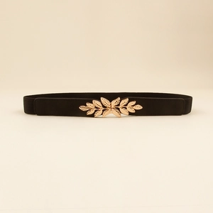 Détail de la boucle en métal doré en forme de feuille sur une ceinture élastique