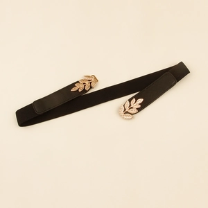 Détail de la boucle en métal feuille dorée sur une ceinture élastique noire