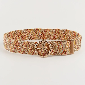 Vue détaillée de la ceinture tressée bohème multicolore avec boucle dorée style bambou