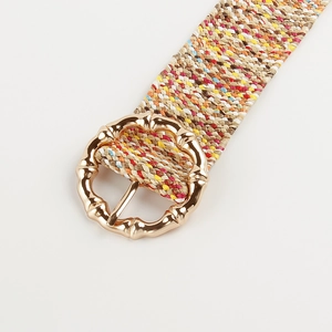 Détail de la ceinture tressée multicolore bohème avec boucle ronde dorée style bambou
