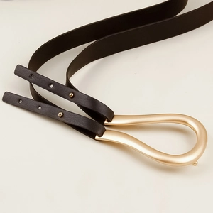 Eleganter Damen-Ledergürtel in Schwarz mit goldener Hufeisenschnalle für Kleider
