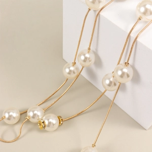 Chaîne de taille dorée élégante avec perles blanches et anneau en métal serti de diamants