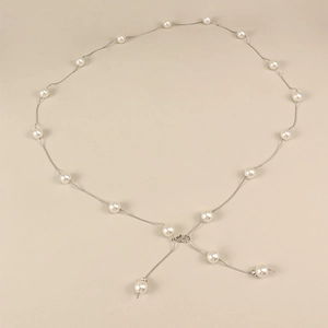 Détail de la ceinture en perles argentées avec fermoir mousqueton pour les robes