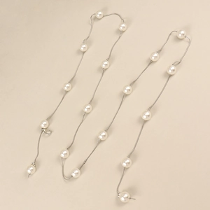 Détail de la chaîne de taille en perles faites main avec élégante chaîne serpent argentée