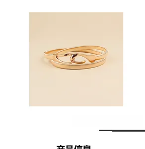 Detailansicht der goldenen elastischen Schlangenkette mit dem Doppelhakenschloss-Verschluss
