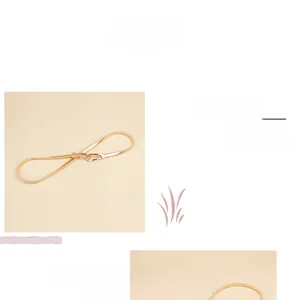 Detail der roségoldenen elastischen Metall-Taillenkette mit eleganter Schlangenknochenstruktur