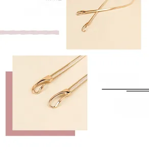 Detailansicht goldener elastischer Metallgürtel mit Hakenverschluss für Damenkleider