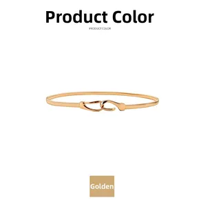 Nahaufnahme des goldenen elastischen Metall-Taillengürtels mit minimalistischer Hakenschnalle