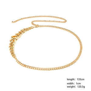 Détail de la ceinture chaîne dorée avec maillons ronds, dimensions et pendentif boule