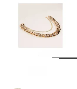 Détail de la chaîne de taille dorée à deux rangs avec maille gourmette et anneaux ronds fins