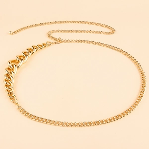 Détail de ceinture chaîne dorée avec textures doubles et pendentif perle métallique poli