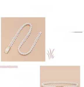 Dettaglio della catena in perle bianche con fibbia scintillante in strass