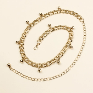 Détail de la chaîne de taille dorée à double rangée avec perles et fermoir mousqueton réglable