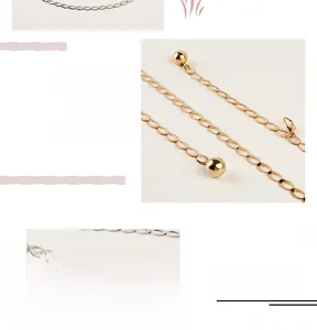 Détail de la chaîne de taille en métal avec maillons ovales et pendentif boule or et argent