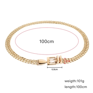 Détail d'une ceinture chaîne dorée multicouche avec boucle double et dimensions