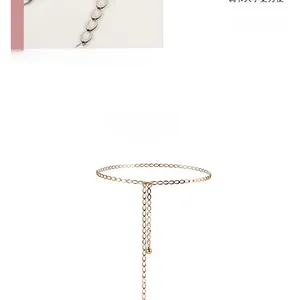 Détail de la ceinture chaîne de taille réglable en métal doré pour robe femme
