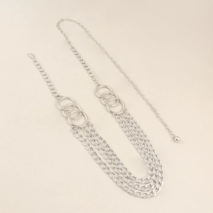 Détail de la chaîne de taille multicouche en métal argenté brillant avec raccord à trois anneaux