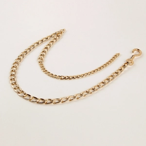 Detalle de la cadena de metal dorado de doble capa con cierre de gancho para vestidos