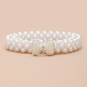 Dettaglio dell'elegante catena in vita di perle con fibbia a fiocco in strass luminosi