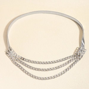 Détail de la ceinture chaîne élastique argentée avec triple chaîne gourmette superposée