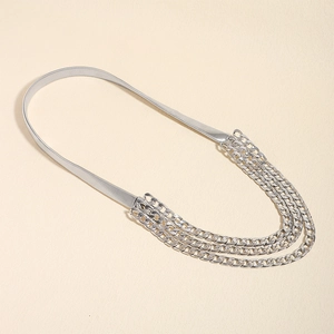 Détail de la ceinture à trois chaînes argentées avec texture en maille pour robes