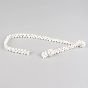 Detail van drierijige geweven parelmoer tailleketting met zilveren dubbele bloem sluiting