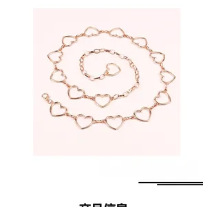 Détail de ceinture chaîne coeur évidé en or rose avec fermeture par fermoir mousqueton
