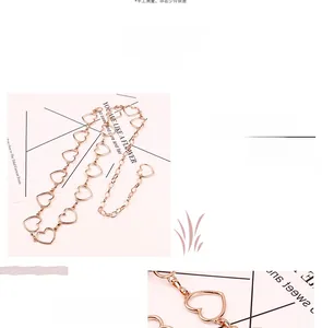 Détail de la chaîne de taille à maillons cœur évidés en or rose avec fermoir mousqueton