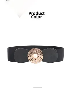Détail de la large ceinture élastique avec boucle dorée ajourée et centre en perle